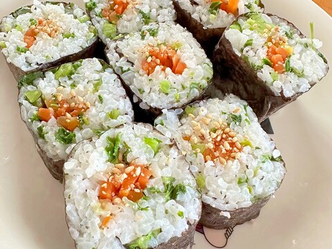 大根葉とにんじんの巻きおにぎり ₊❀̥୭